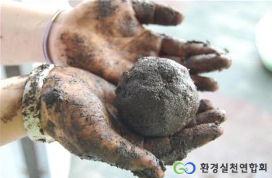 EM 흙공, 수질정화 탁월...유용미생물과 황토의 조합